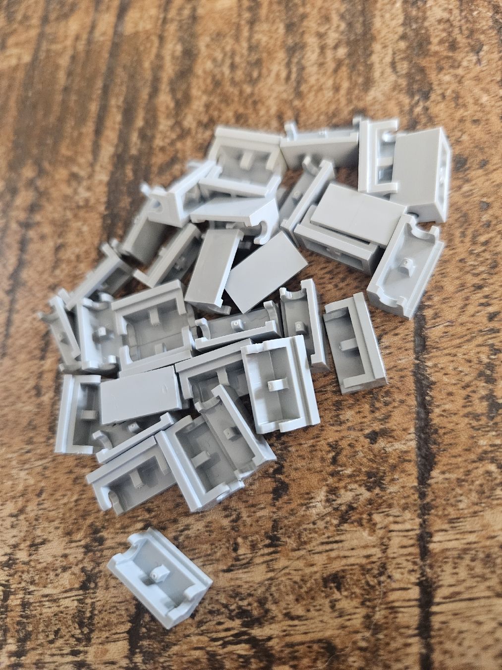 Lego Kit di costruzioni: lego 3937 lot de 30 pièces Light Bluish Gray Hinge Brick – Usato da Confignon venduto da Ecrofigs 1