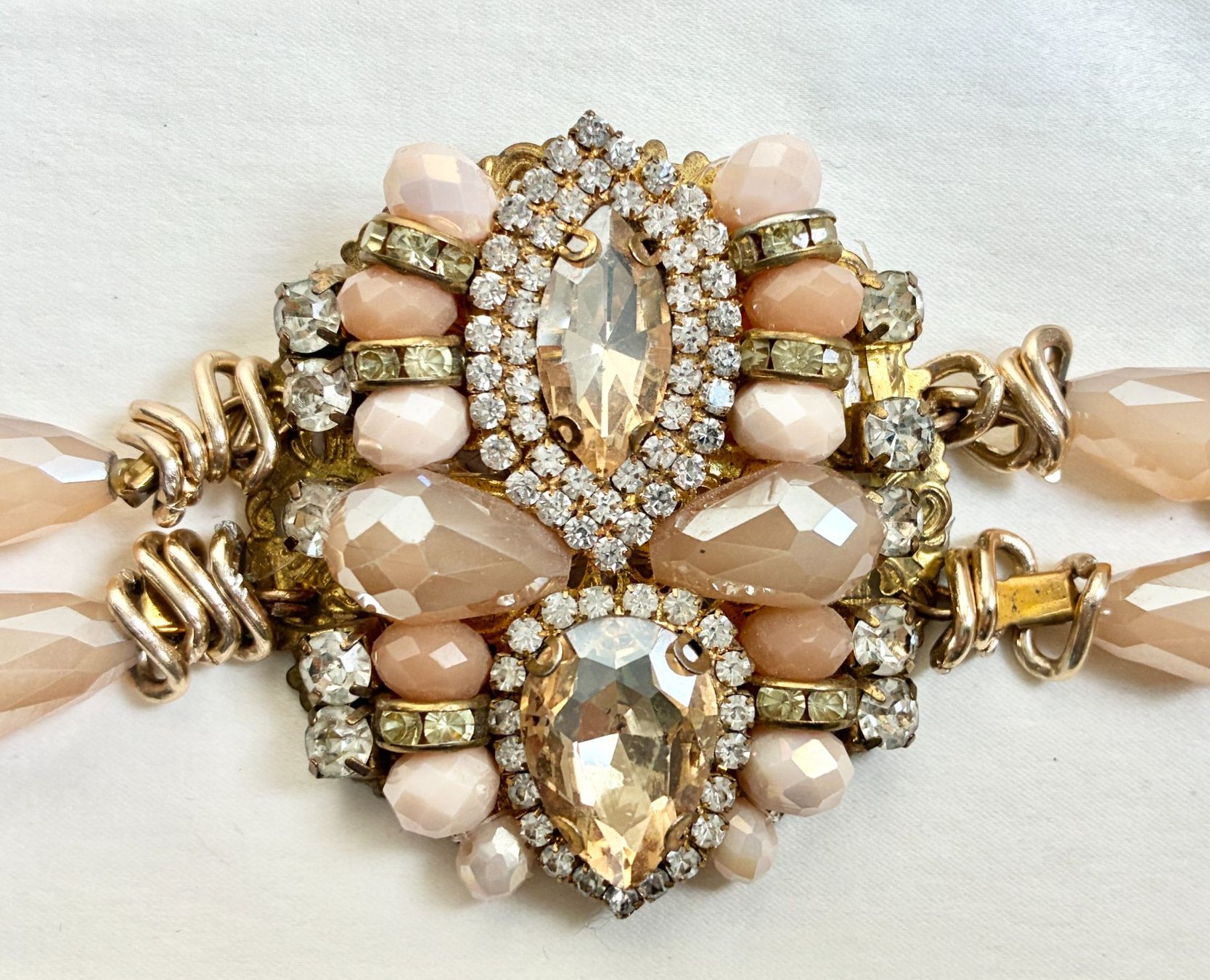 Guanti & manicotti: Weisse Vintage Satin Abendhandschuhe mit Statement Armband – Usato da Kloten venduto da Nephty 4