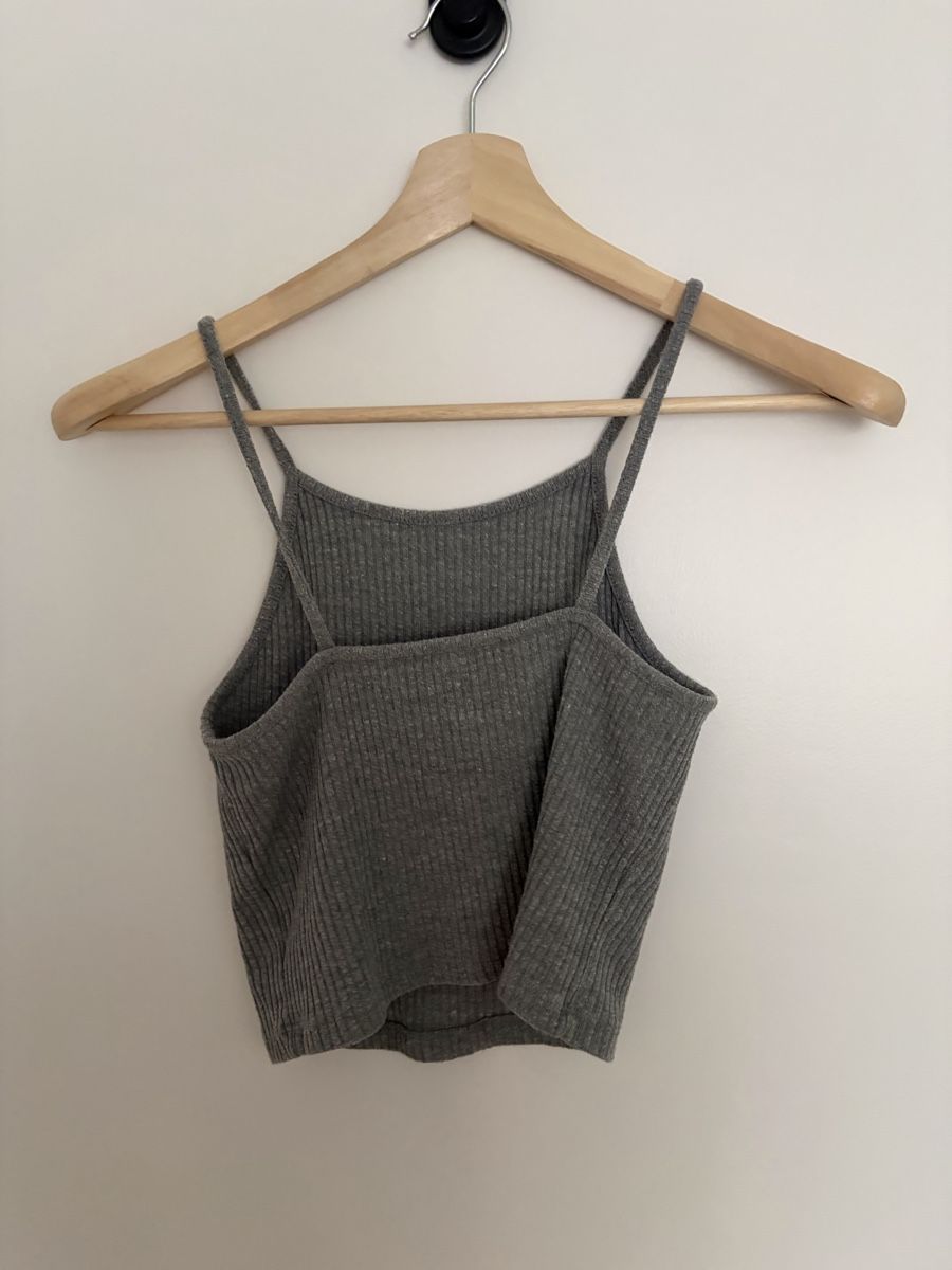 Brandy Melville Top: Grey Brandy Melville tank top  – Usato da Zürich venduto da cha_l8t5 1
