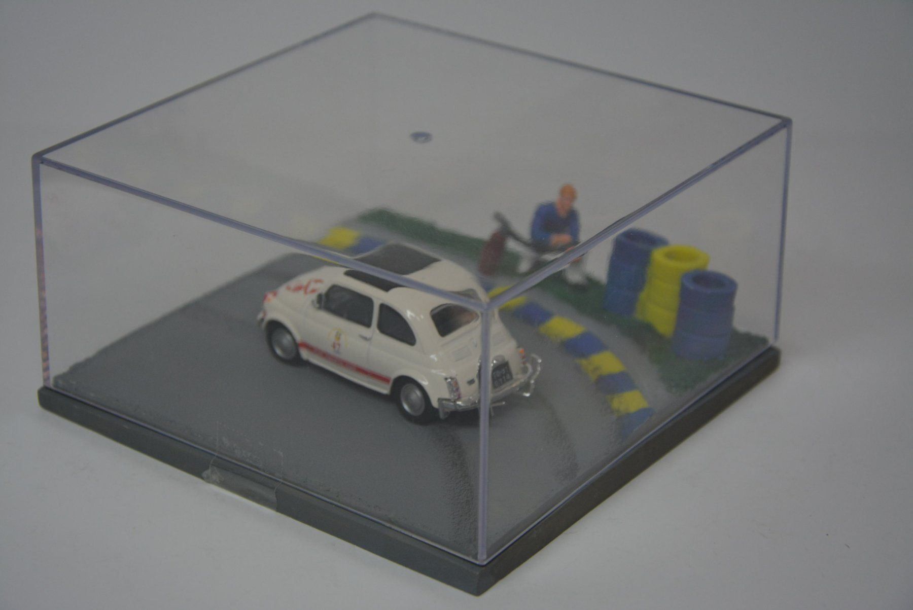 Fiat Modellautos: Fiat 500 Abarth , Diorama , 1:43 – Neu (gemäss Beschreibung) aus Goldach von Feivel9 7