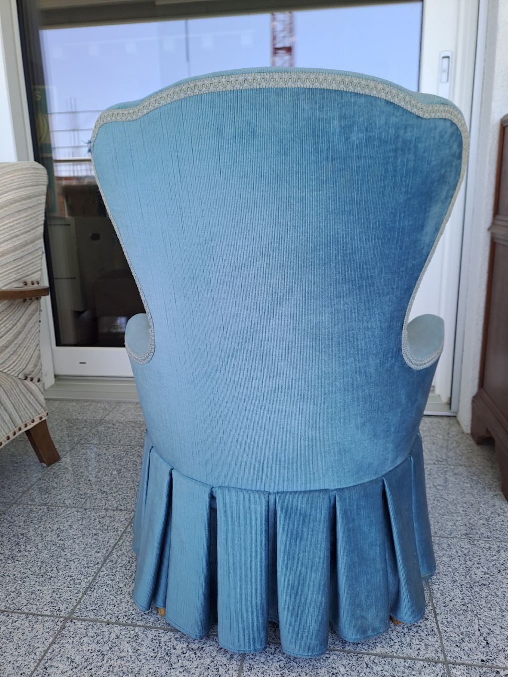 Poltrone: Fauteuil bleu velours vintage crapaud   – Usato da Fribourg venduto da Cocojim 2