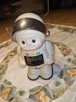 Süsser Astronaut Wecker digital mit Schweizer Flagge.