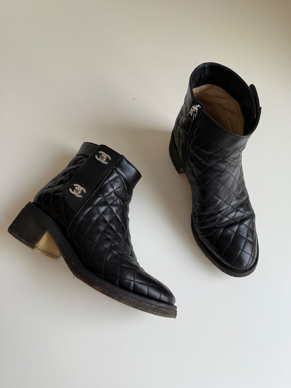 Chanel Scarpe da donna: Chanel Stiefeletten – Usato da Winterthur venduto da 19.19
