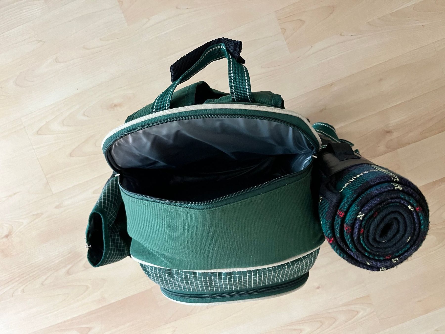 Geschirrsets: Camping Picknick Thermorucksack mit Decke – Gebraucht aus Bern von  4