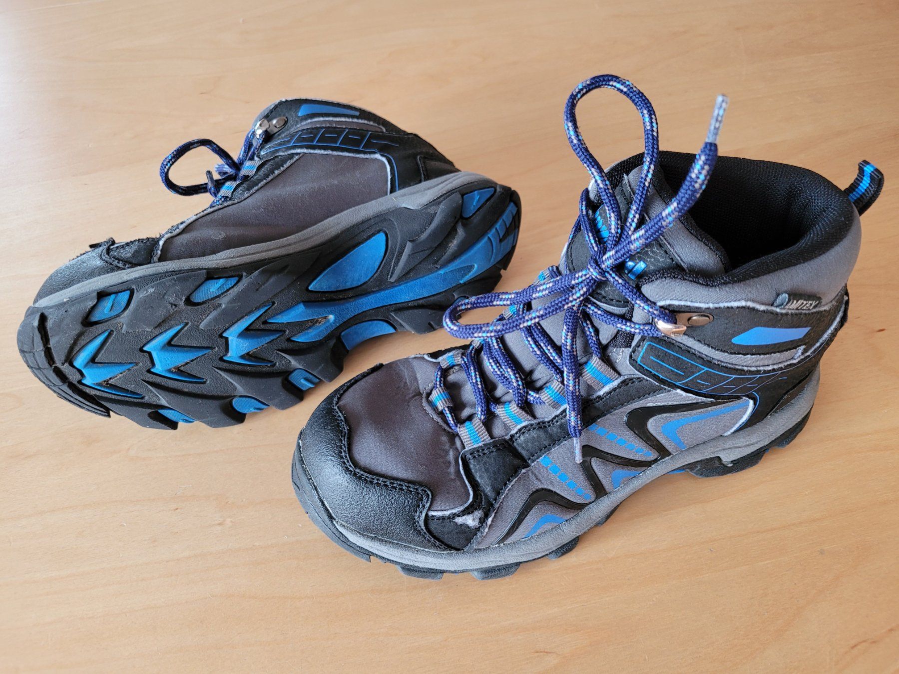 Scarpe per ragazzi: Kinder Wanderschuhe Hazard mit Amitex schwarz-blau Gr. 35 – Usato da Wiesendangen venduto da samoalk