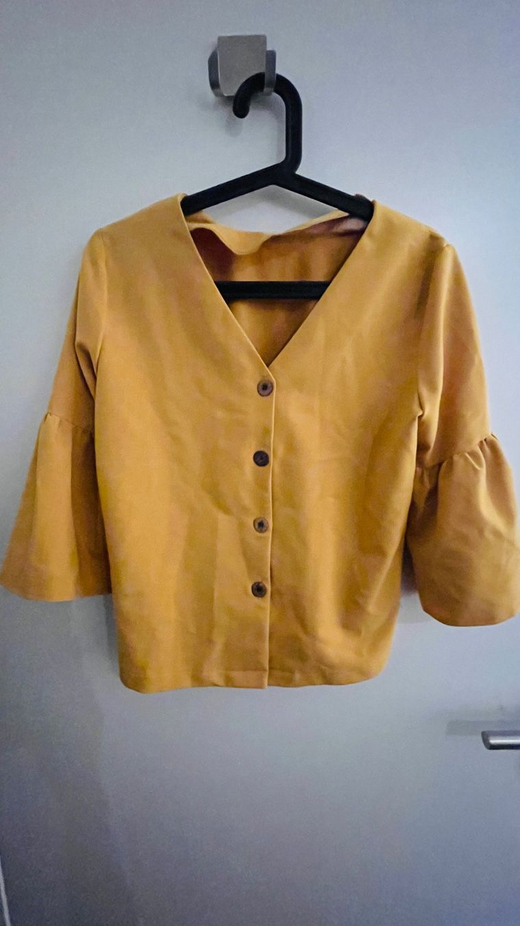 Camicette: Senfgelbe Bluse mit Trompetenärmeln – Nuovo e nell'imballaggio originale da Zürich venduto da Alpen209