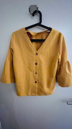 Senfgelbe Bluse mit Trompetenärmeln