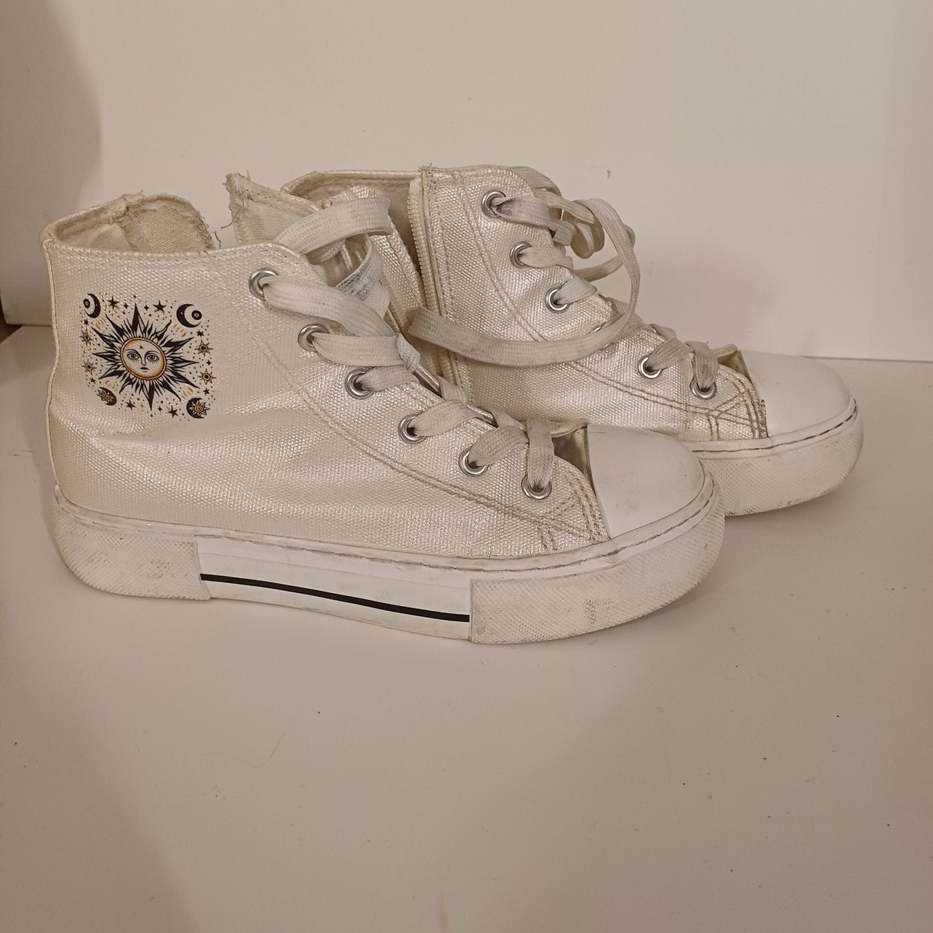 Schuhe für Mädchen: Baskets montantes blanches taille 35 bon état – Gebraucht aus Villeneuve VD von vog_yc5s 1