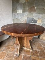 Runder, massiver Holztisch mit Sitzbankbretter 