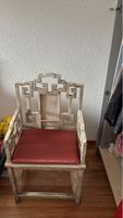 Antiker Stuhl mit rotem Sitzpolster