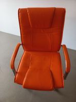 9 orange Konferenzstühlen (alle für 150chf)