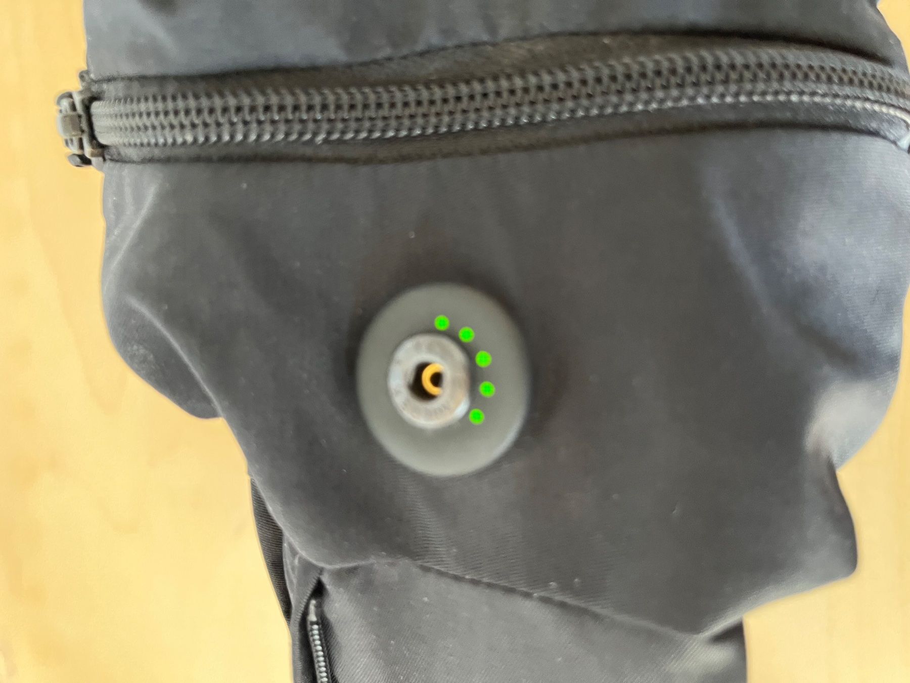 Caschi: Fahrradhelm / Airbag von Hövding. – Usato da Zürich venduto da wilma68 1