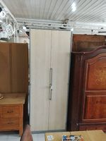 Hoher 2türiger Schrank mit Tablaren