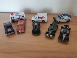 8 Spielzeugautos