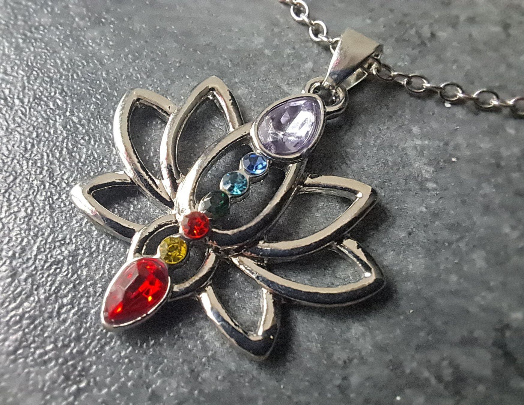 Catenine: Collier avec pendentif lotus 7 chakras – Nuovo e nell'imballaggio originale da St-Imier venduto da supernova21 1