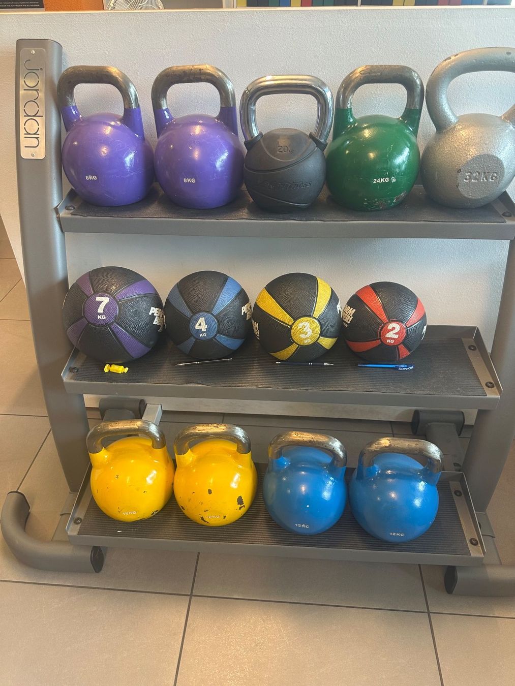 Manubri & Pesi: Kettlebell mit Jordan Ständer – Usato da Neuenhof venduto da Bodyfit_AG