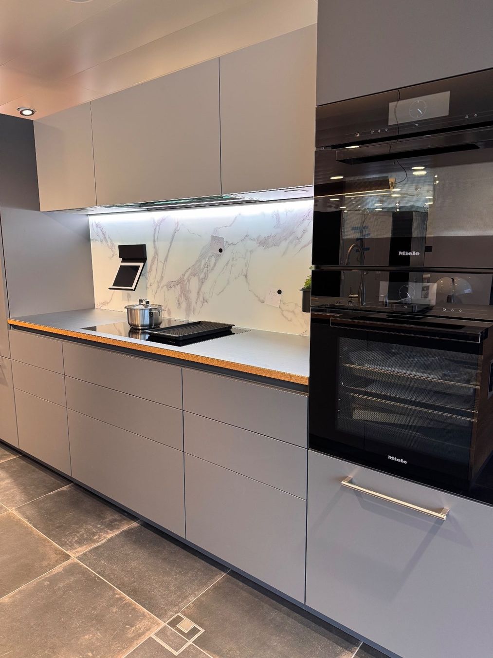 Cuisines complètes: Cuisine d'exposition avec électroménager Miele – Neuf (Voir description) à Porrentruy par RapidServiceSA 3