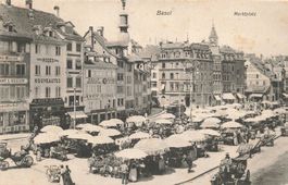 Basel (BS) Marktplatz mit Marktständen und historischen