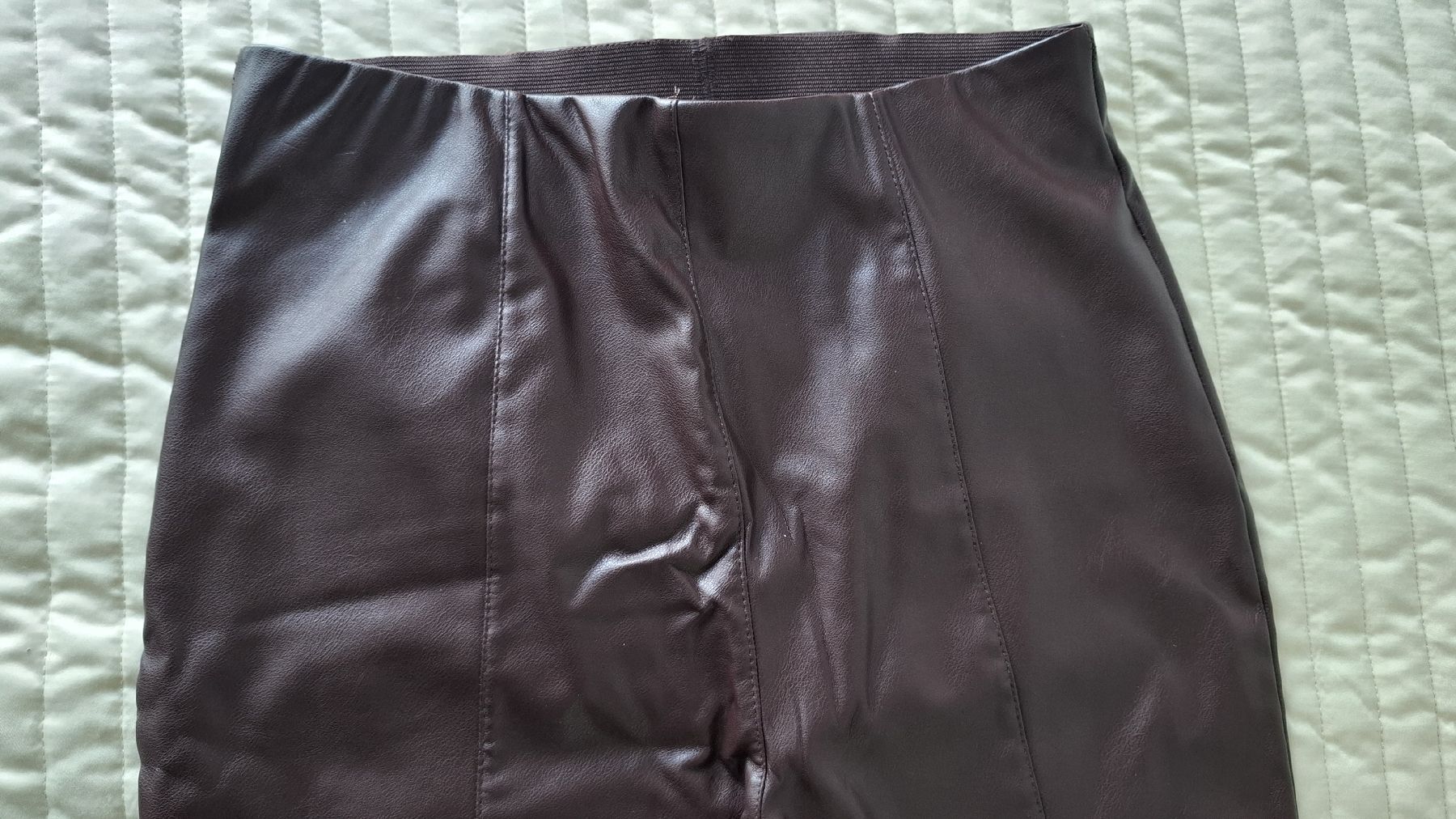 Pantaloni: Kunstlederhose, Bordeauxrot, Gr. 38 – Nuovo (secondo la descrizione) da Emmen venduto da Tigerlady 1