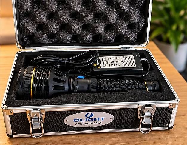 Lampes: OLIGHT SR95S UT Intimidator  mit Originalkoffer – D'occasion à Langendorf par Mali125 1