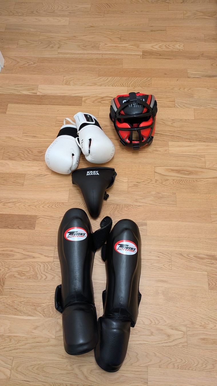 Protections: Équipement complet Krav Maga/boxe – D'occasion à Fribourg par TercierM