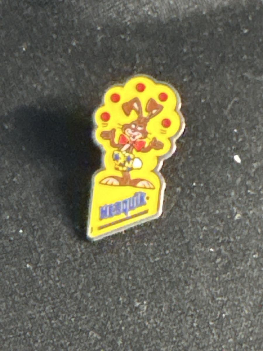 Placchette & Badge: Oster-PIN  Nesquik Hase – Usato da Basel venduto da Fischstabli