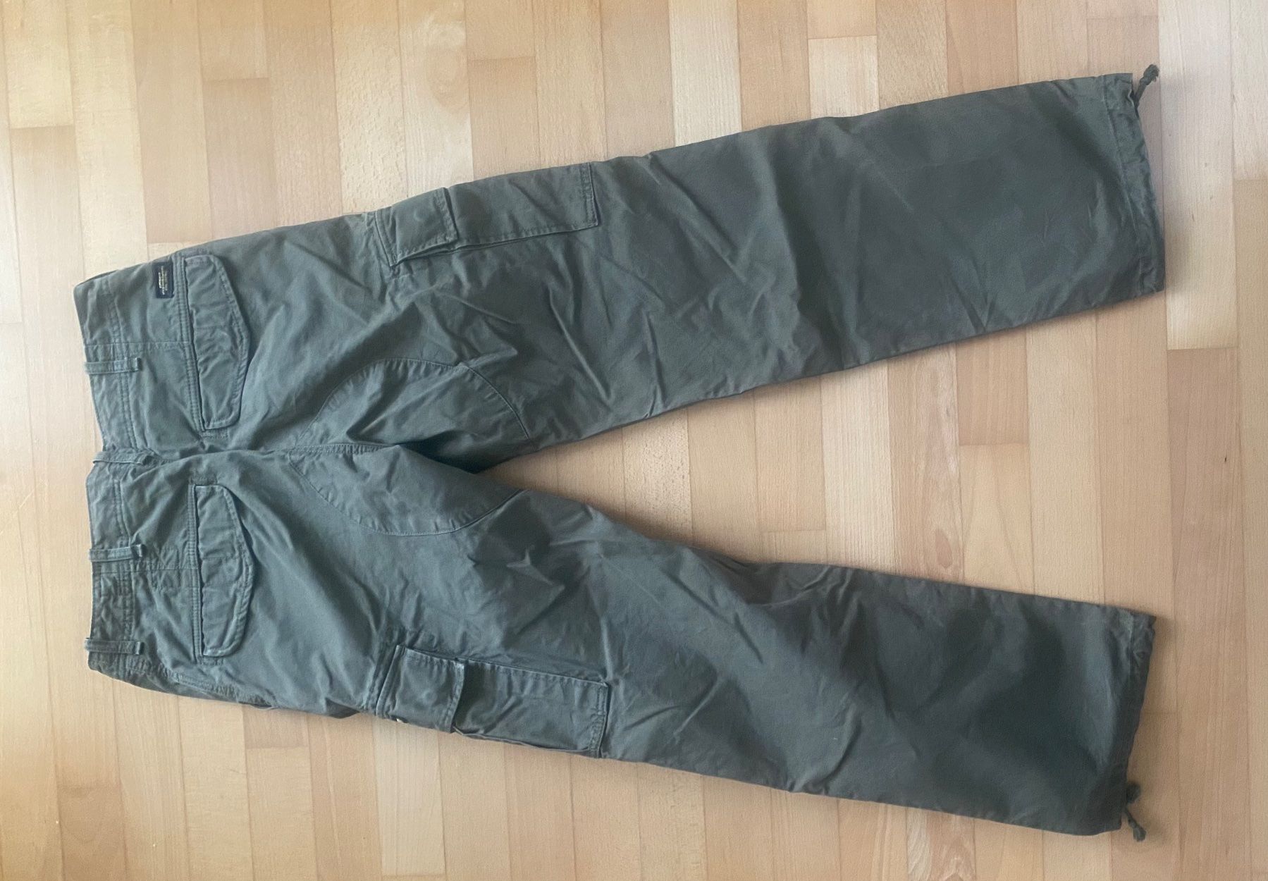Superdry Pantaloni: Superdry Cargo-Hose, Olivgrün – Usato da Zürich venduto da Stami129 1