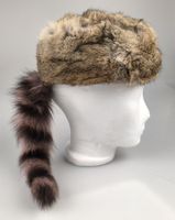Pelzmütze Kaninchen mit Waschbärschwanz