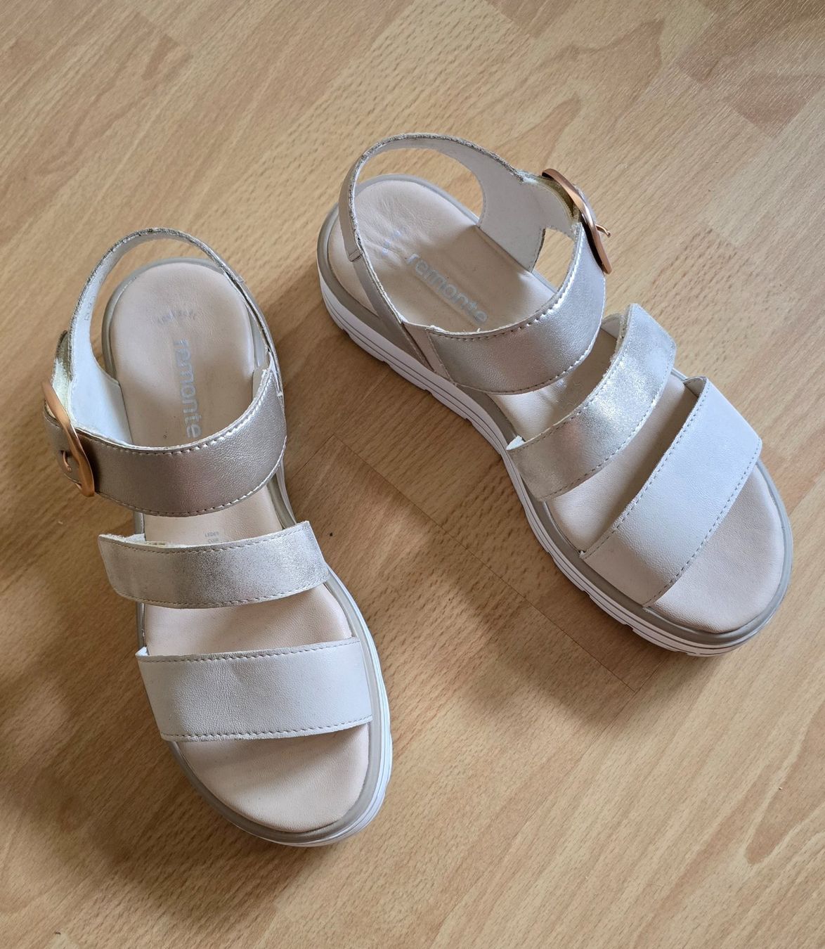 Scarpe da donna: Remonte Sandale Gr. 39 mit Klett – Nuovo (secondo la descrizione) da Sursee venduto da M_Z