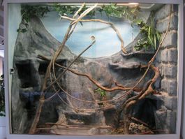 TERRARIUM MIT UNTERBAU