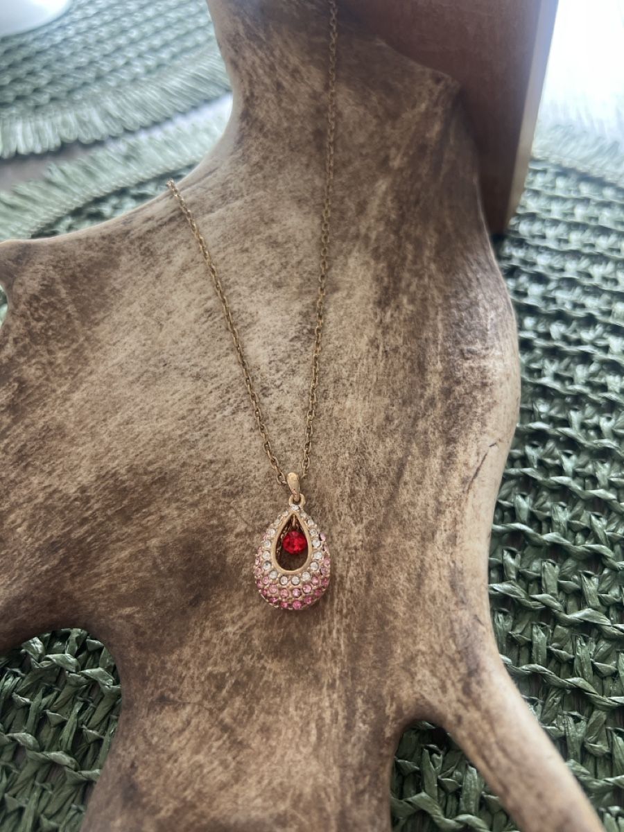 Catenine: Elegante Halskette mit rotem Anhänger  – Usato da Seon venduto da Sunny-Schmuck78
