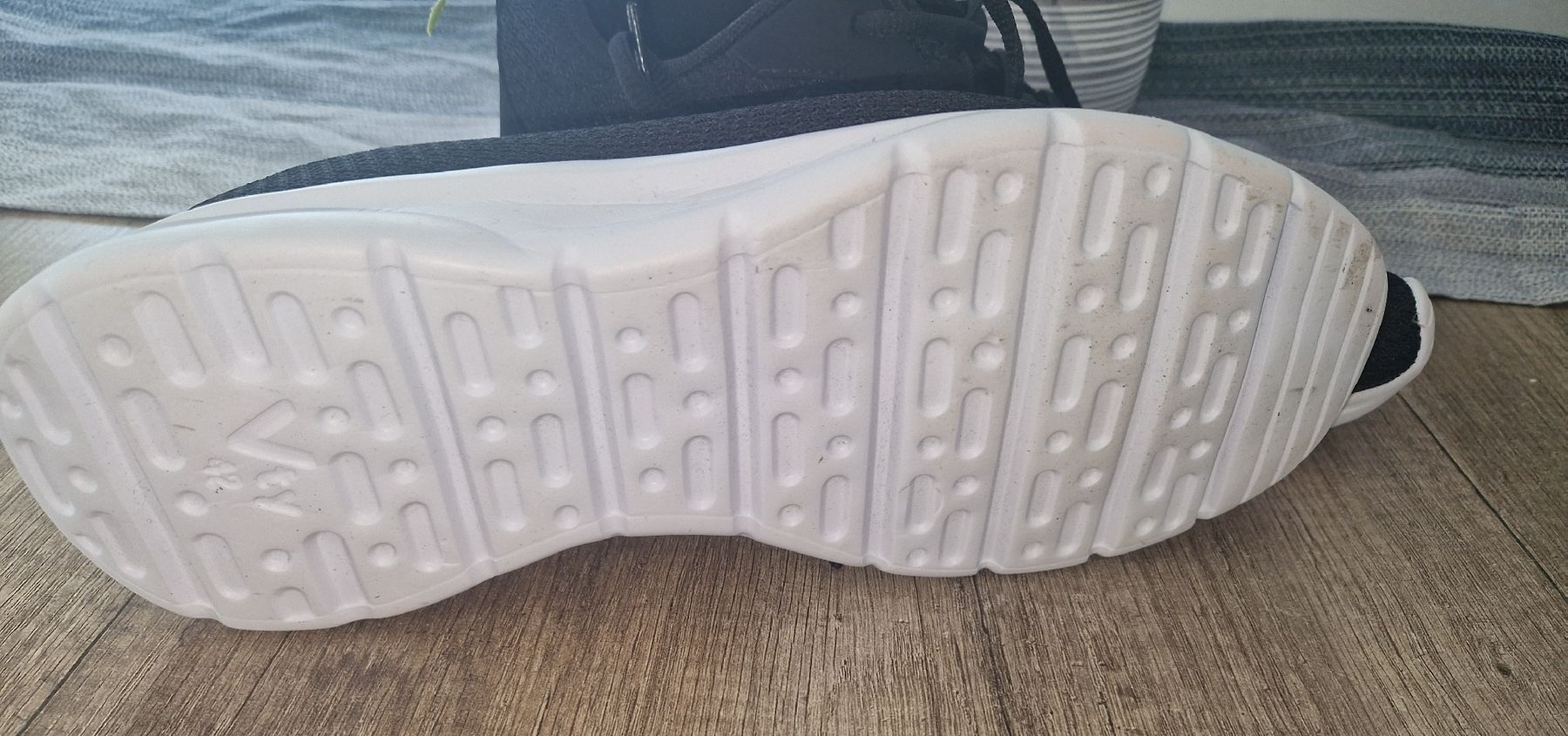 Damenschuhe: Schwarze Damen Turnschuhe, Grösse 42 – Gebraucht aus Utzenstorf von Ernie_und_Bert 2