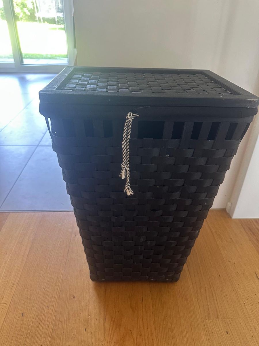 Ikea Cesti per biancheria: Woven laundry basket black with lid used condition – Usato da Küsnacht ZH venduto da rkaramanian