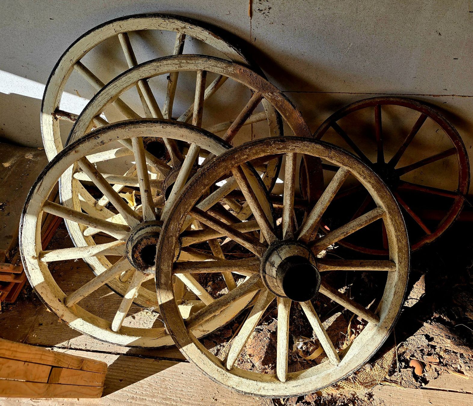 Tutte le decorazioni: Antike Wagenräder Dekoration 5 Stücke – Usato da Agasul venduto da ire_h9wl