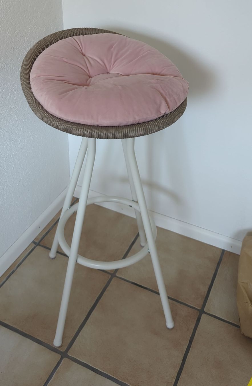 Ikea Sgabelli: Barhocker - IKEA SEGERÖN - rosa Samtkissen // Vintage Chic – Usato da Birsfelden venduto da DealWithStil