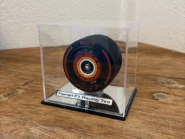 Scuderia Ferrari Pirelli Formel 1 Reifen inkl. Display