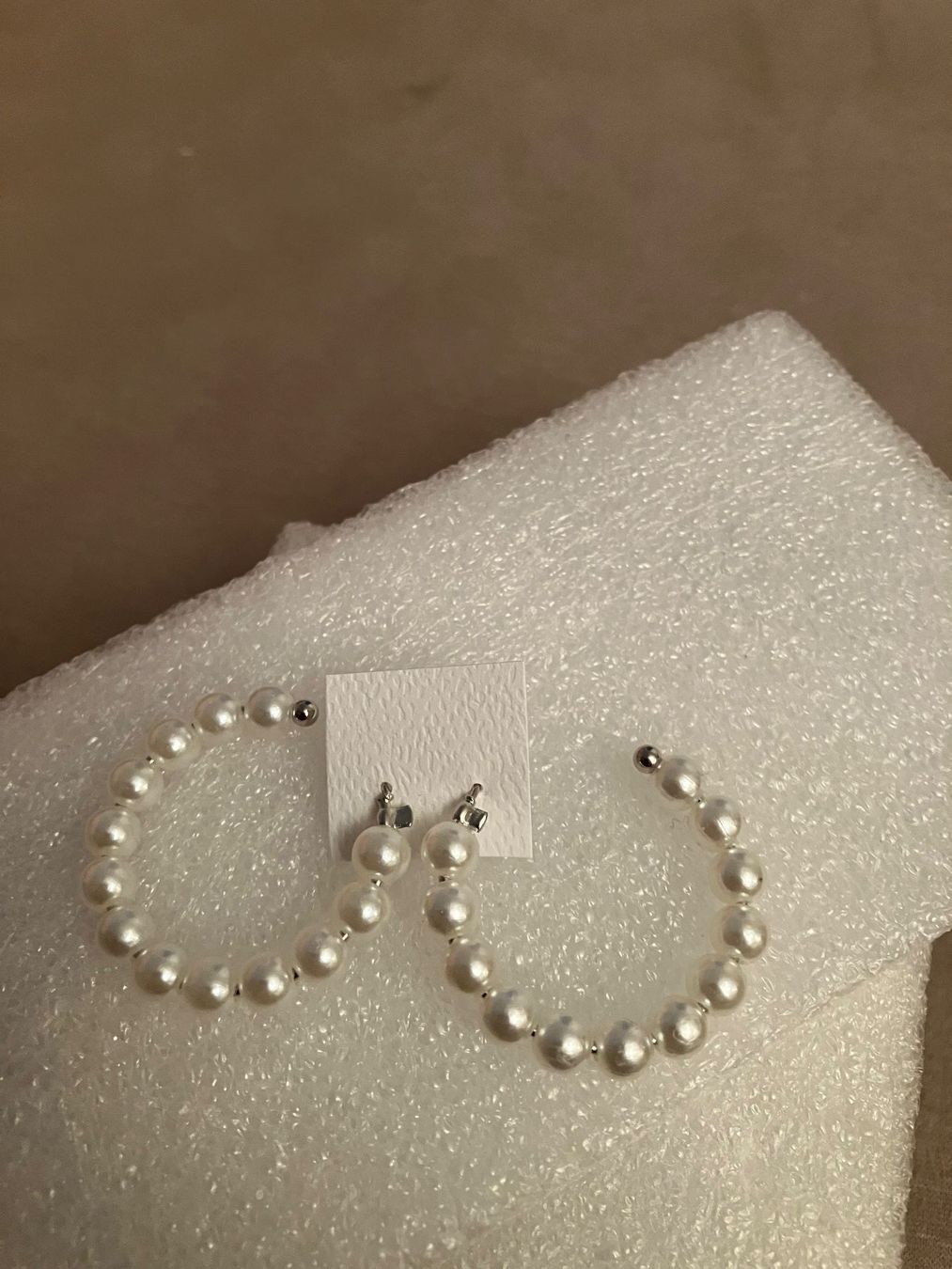 Orecchini pendenti & Orecchini a lobo: Hübsche c-förmige Creolen mit Imitationsperlen, D 3.5cm – Nuovo (secondo la descrizione) da Affoltern am Albis venduto da Dlotti 1