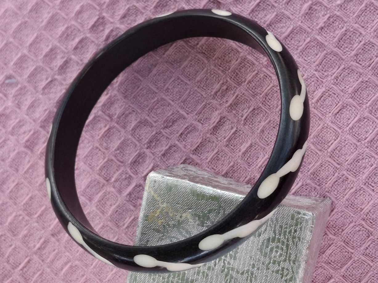 Bracciali & Braccialetti: Vintage Knochen Armreif verziert Chunky Bangle S-L – Usato da Münchenbuchsee venduto da babilibern 1