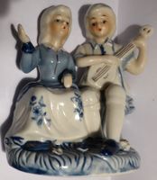 SCHÖNE PORZELLAN- FIGUR,--FRAU MIT MAN,-14 CM x 12 CM--
