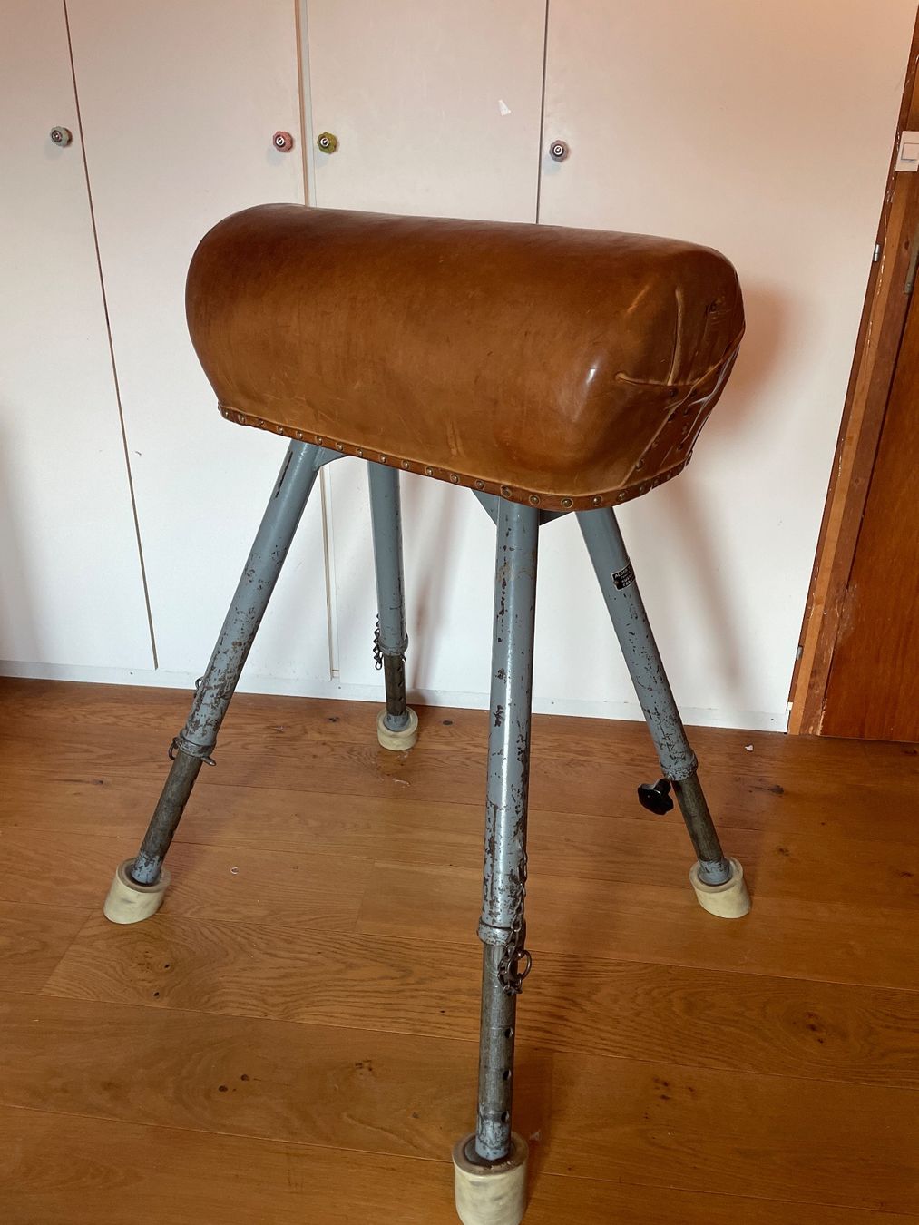 Hocker: Springbock/Turnbock aus Leder, verstellbar... – Gebraucht aus Weesen von Ainarupp