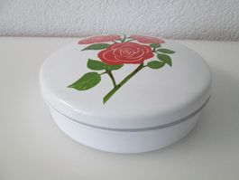 Weiße Emailleschüssel mit Deckel