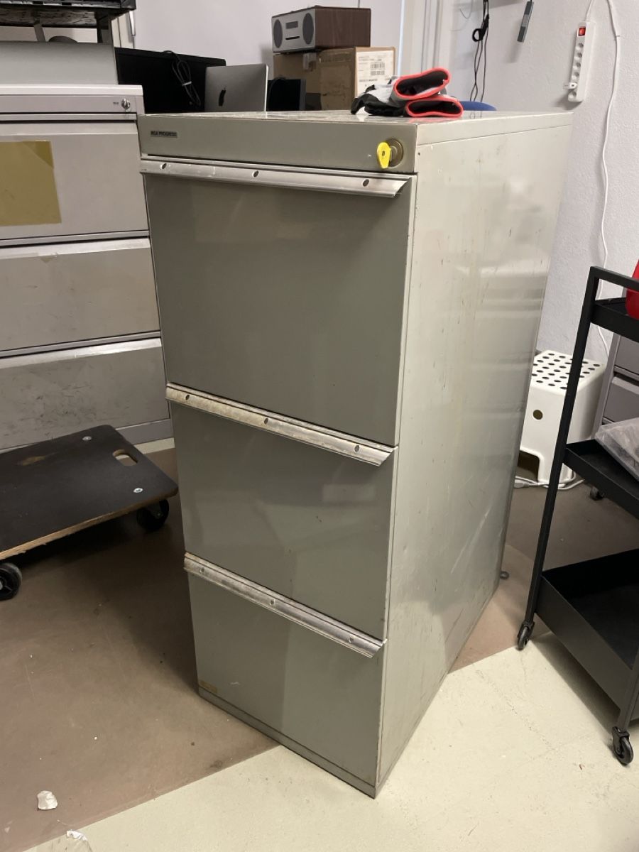 Armadi: Corpus ab 1Fr Rausverkauf – Usato da Abtwil sg venduto da Kueng.MultiOutlet