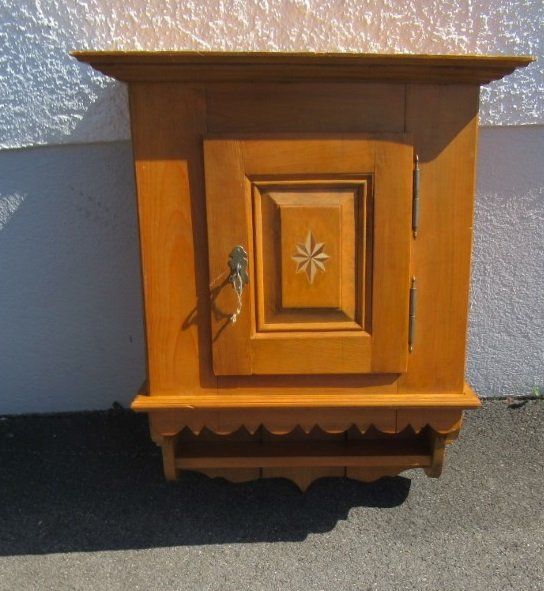 Armadi: Hängeschrank, Wandschrank Tanne antik – Usato da Flums venduto da Flumsantik