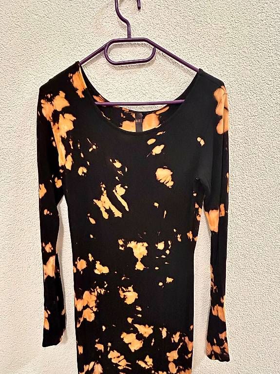 Vestiti: Schwarzes Midikleid mit orangenem Batikmuster – Nuovo (secondo la descrizione) da Allschwil venduto da ann_2t6s 1