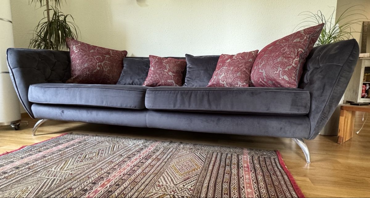Divani: Sofa Samt grau mit Kissen super Zustand – Usato da Frauenfeld venduto da mon_b6jv 1