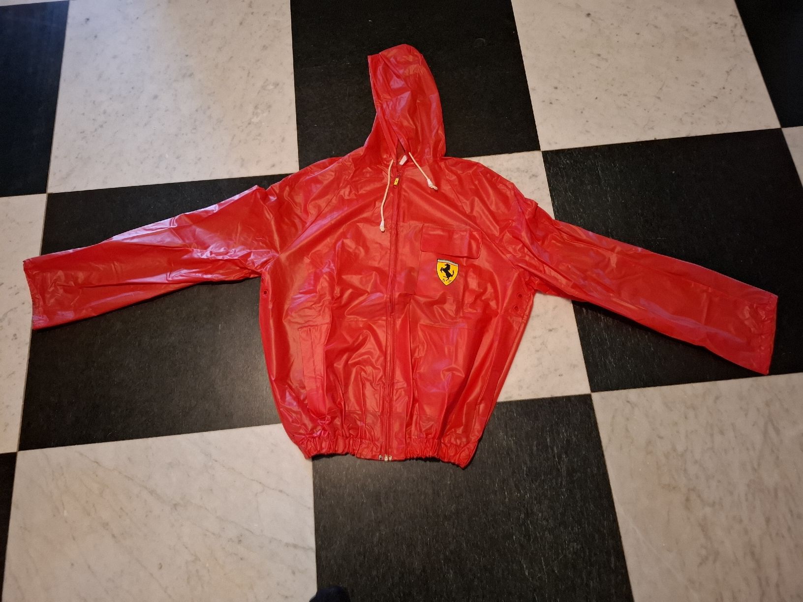 Ferrari Jacken: Veste imperméable / coupe-vent rouge Ferrari  – Gebraucht aus Le Locle von Maria.222