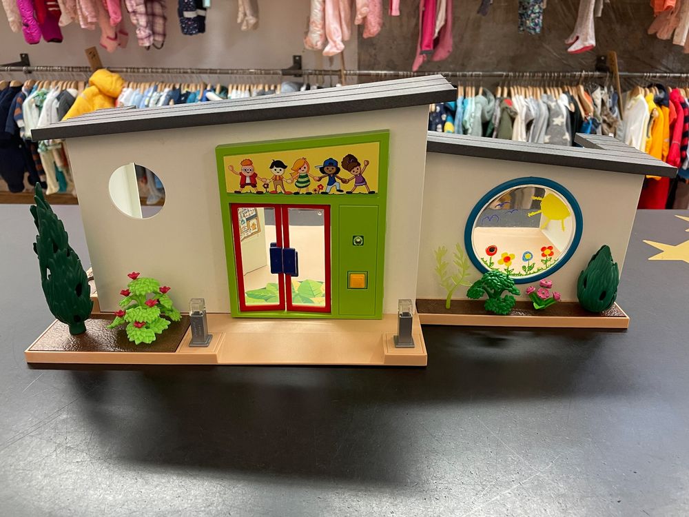  Playmobil Kita Regenbogen mit Zubehör 