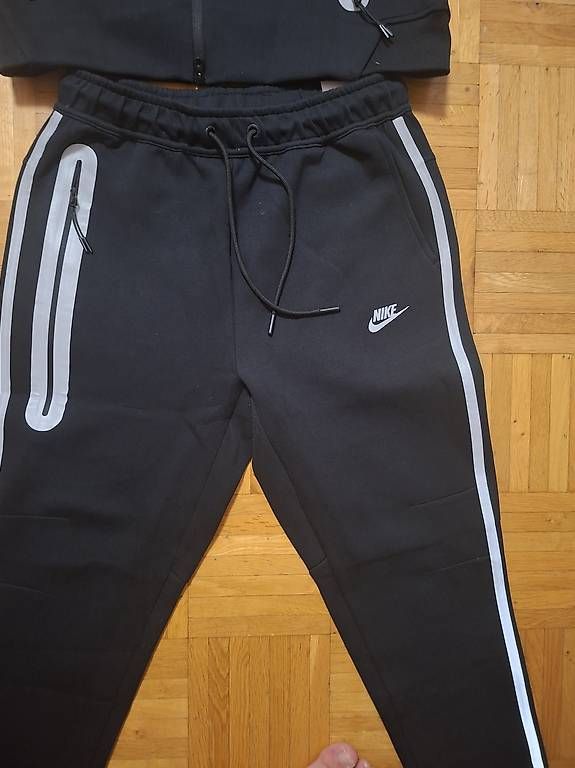 Completi: Nike Tech Fleece Traingsanzug – Usato da Wetzikon ZH venduto da cet_6fbf 3