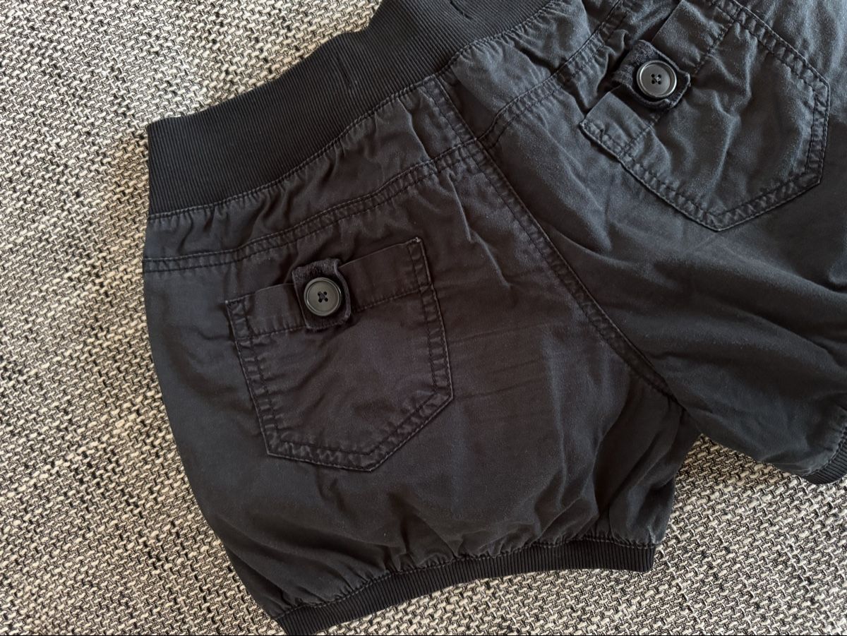 Hosen: Schwarze Shorts Gr. 36/38 mit Gummibund – Gebraucht aus Gommiswald von Aloha.Spirit 4