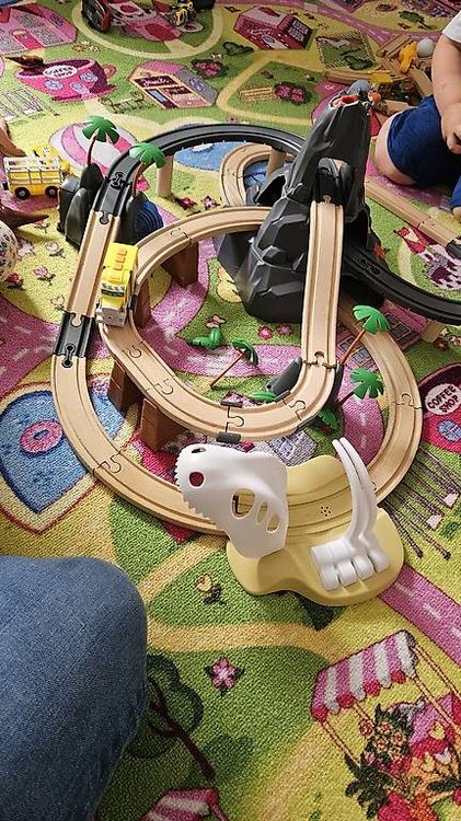 Joellfuner Holzeisenbahn Dino Set - 80-teilige Spielzeugbahn Mit Dinosauriern Für Kinder Ab 3
